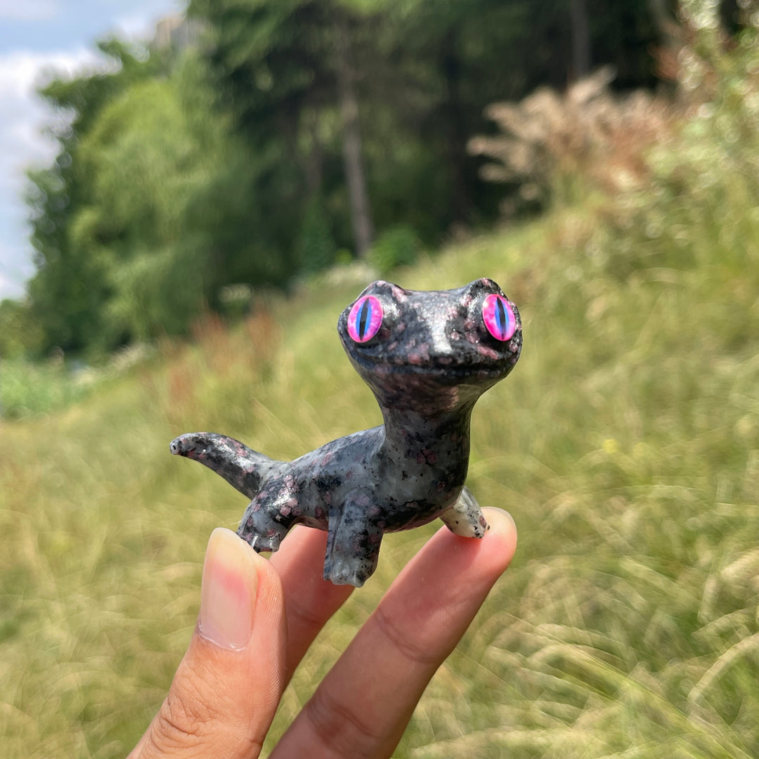 Natural Crystal Big-Eyed Lizard Carving