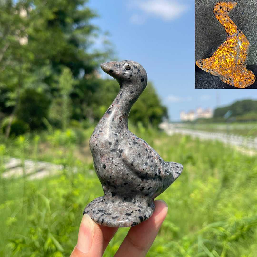 Natural Crystal Upturned Neck Duck Carving