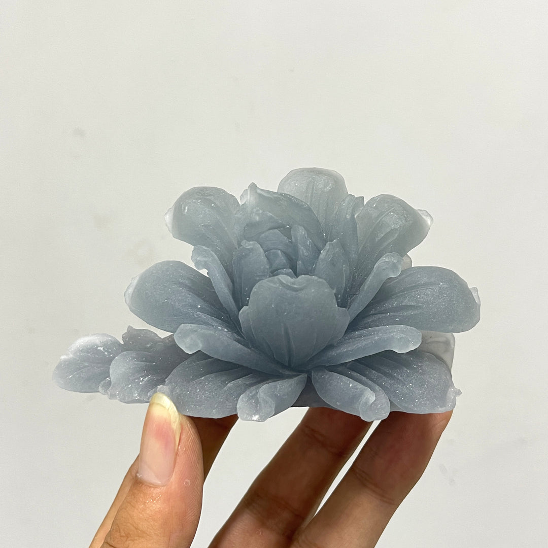 Tallado de Flor de Peonía en Cristal Anhidrita Natural y Único