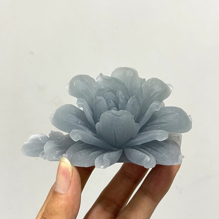 Tallado de Flor de Peonía en Cristal Anhidrita Natural y Único