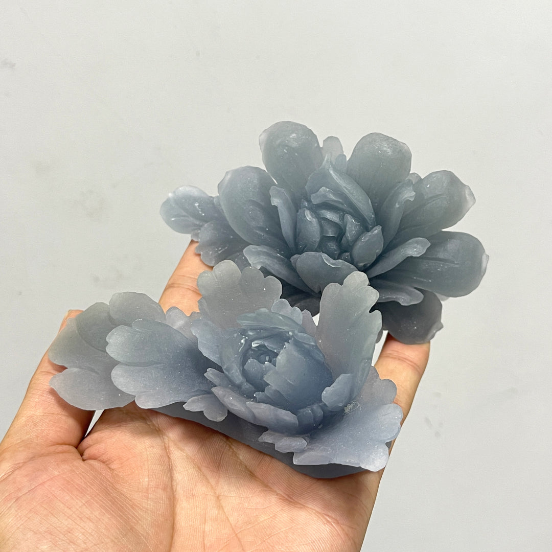 Tallado de Flor de Peonía en Cristal Anhidrita Natural y Único