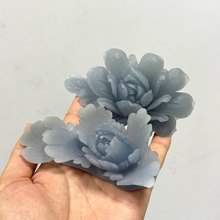 Tallado de Flor de Peonía en Cristal Anhidrita Natural y Único