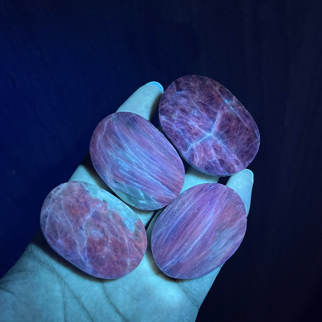 Natural Exquisite Blue Kyanite Crystal Palm Stone