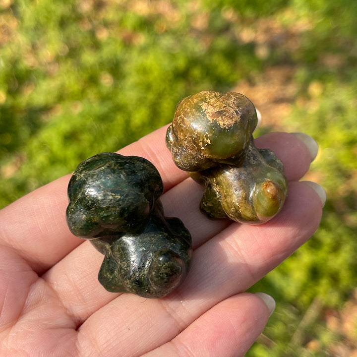 Natural Carving Fuchsite in Quartz Mini Dog