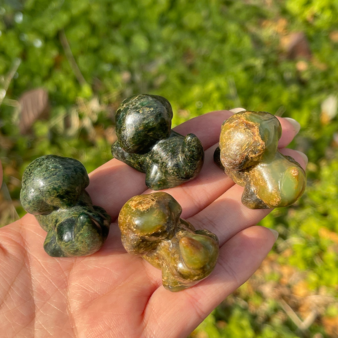 Natural Carving Fuchsite in Quartz Mini Dog