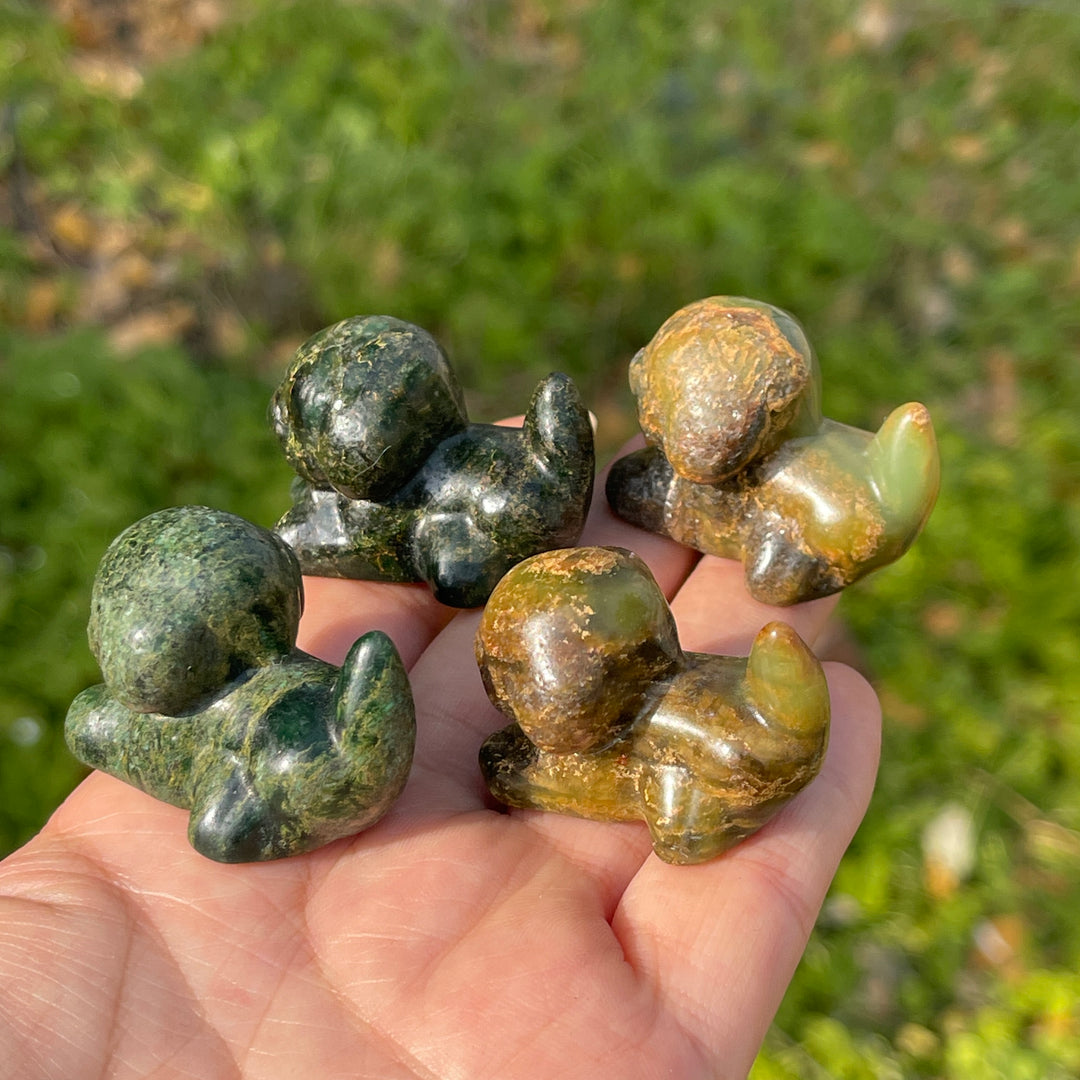 Natural Carving Fuchsite in Quartz Mini Dog