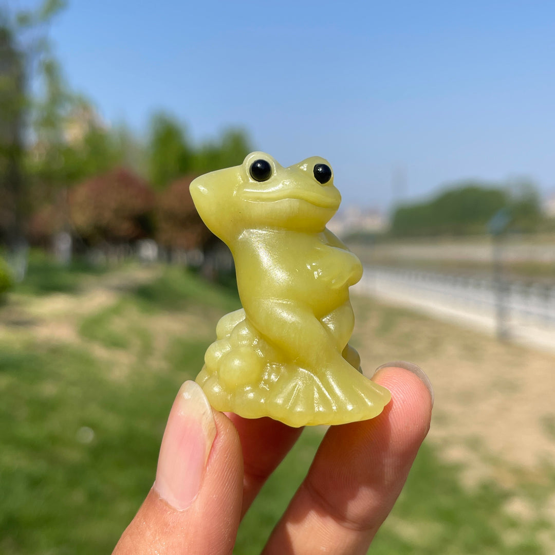 Natural Crystal Resting Frog Carving