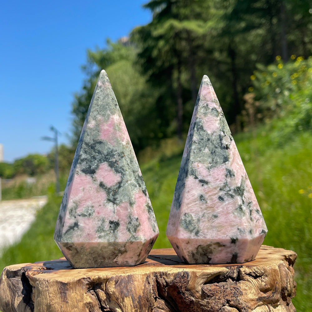 Unique,A Slightly Imperfect Natural Rhodonite With Diopside Teardrop