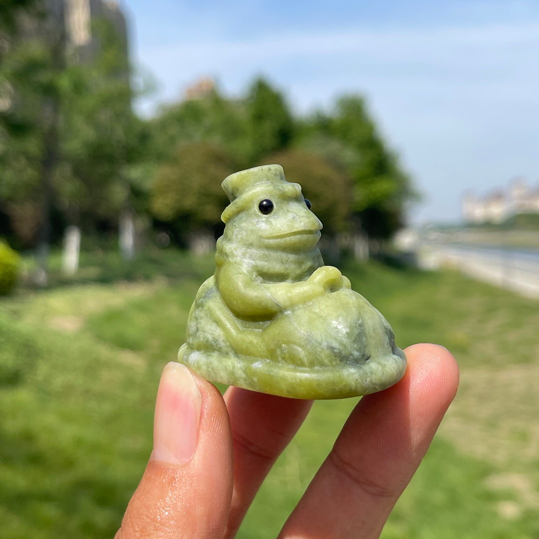 Natural Bumper Car Frog Crystal Carving