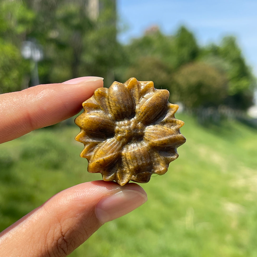 Natural Crystal Carving Daisy