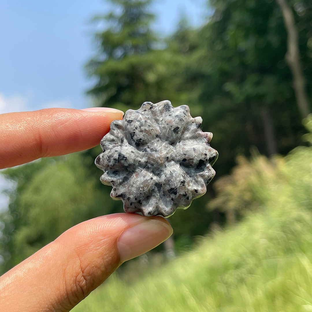 Natural Crystal Carving Daisy