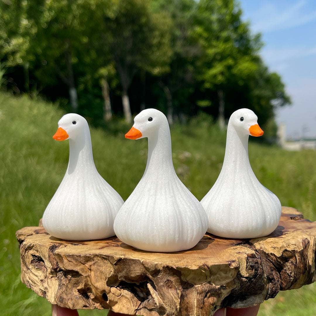 Natural Lovely White Jade Garlic Duck Carving