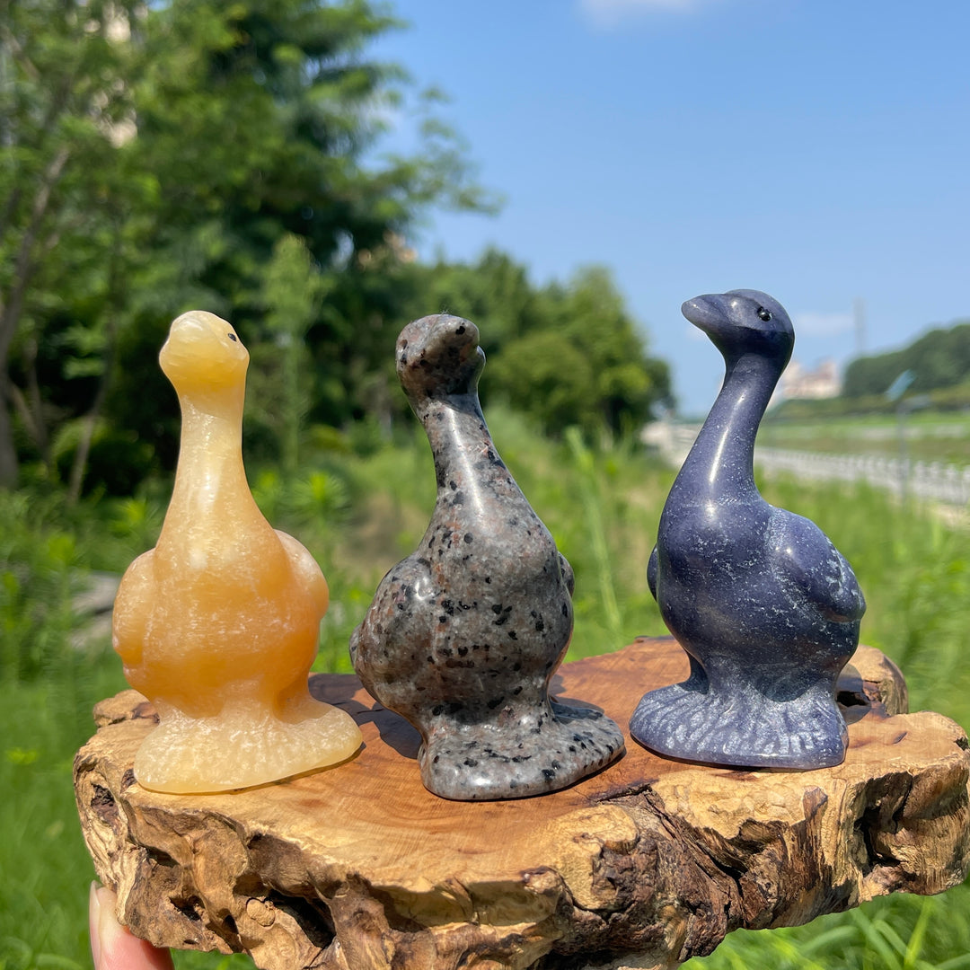 Natural Crystal Upturned Neck Duck Carving