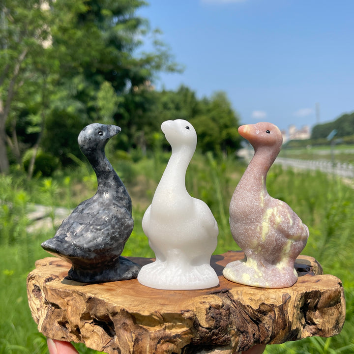 Natural Crystal Upturned Neck Duck Carving