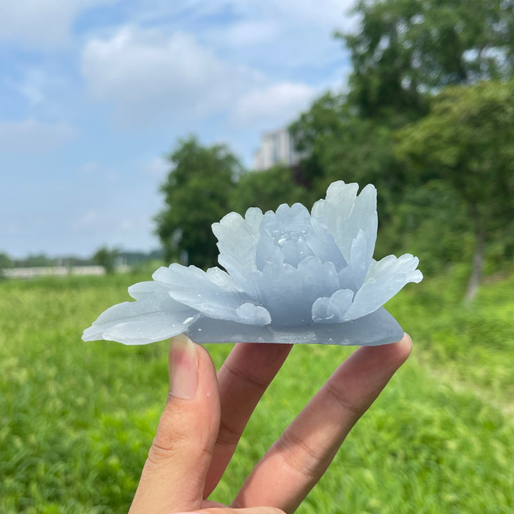 Tallado de Flor de Peonía en Cristal Anhidrita Natural y Único