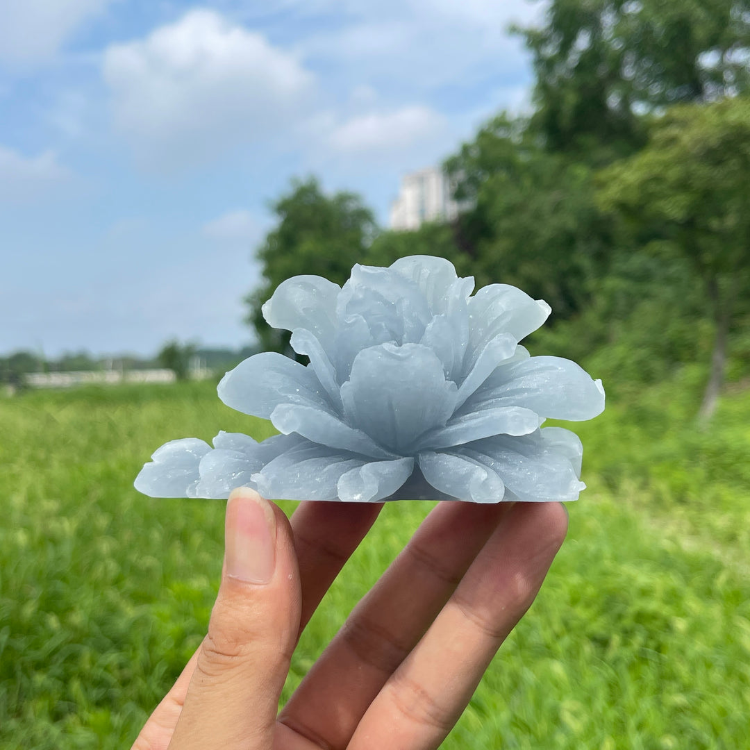 Tallado de Flor de Peonía en Cristal Anhidrita Natural y Único