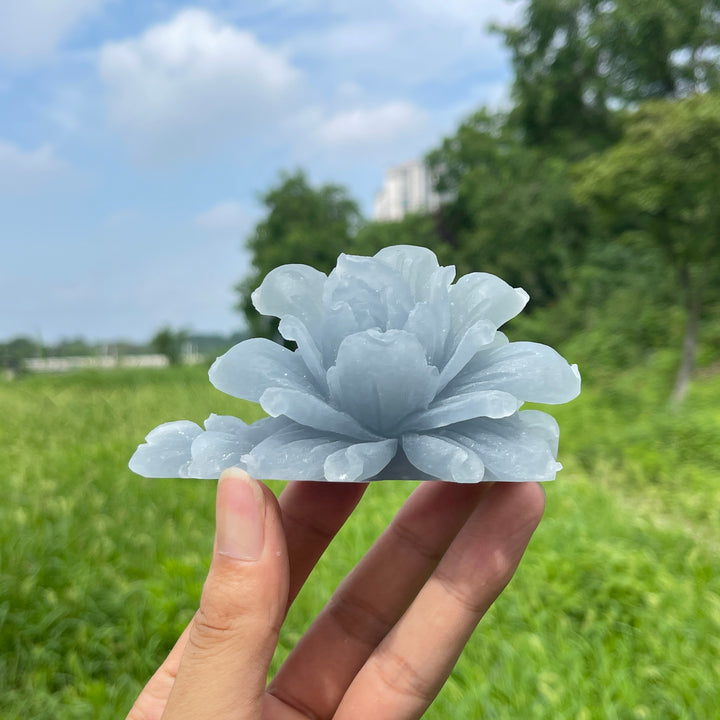 Tallado de Flor de Peonía en Cristal Anhidrita Natural y Único