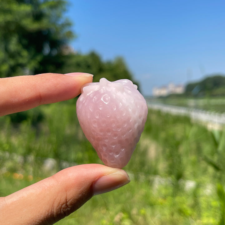 Natural Crystal Delicate Strawberry Carving