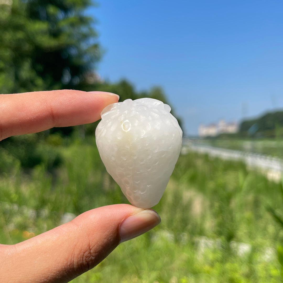 Natural Crystal Delicate Strawberry Carving