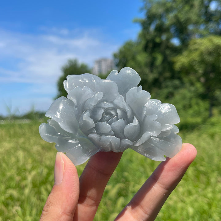 Tallado de Flor de Peonía en Cristal Anhidrita Natural y Único