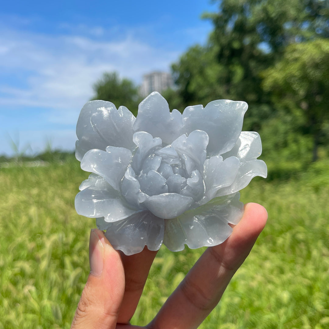 Tallado de Flor de Peonía en Cristal Anhidrita Natural y Único
