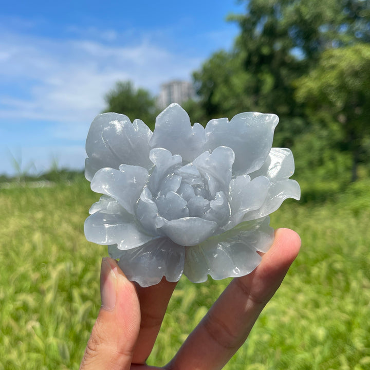 Tallado de Flor de Peonía en Cristal Anhidrita Natural y Único