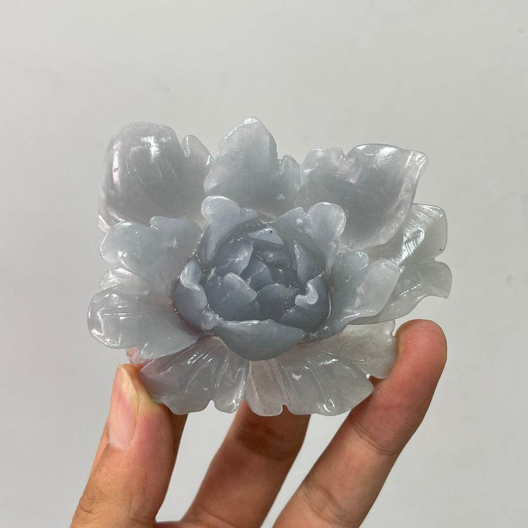 Tallado de Flor de Peonía en Cristal Anhidrita Natural y Único