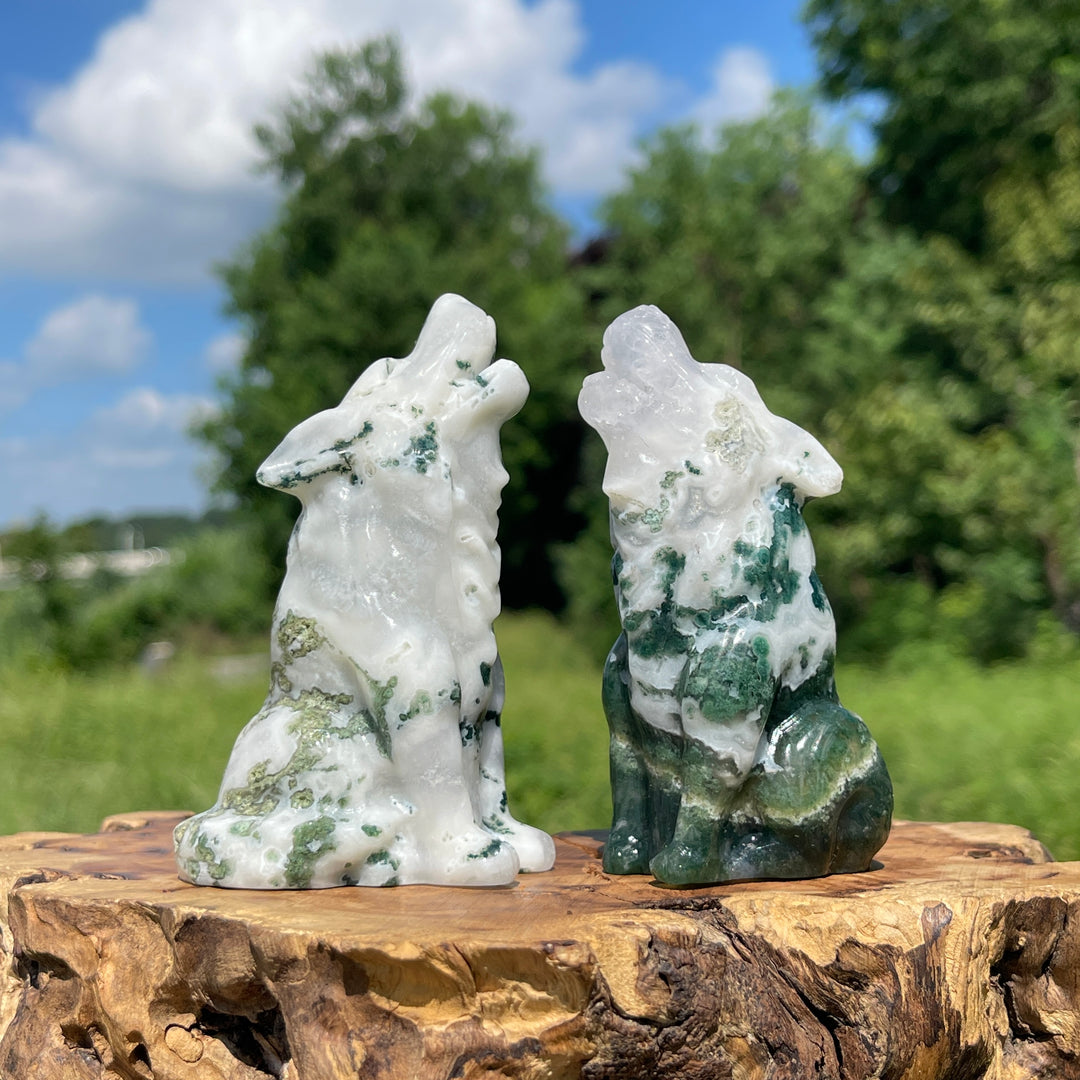 Unique,Natural Crystal Moss Agate Howling Wolf Carving