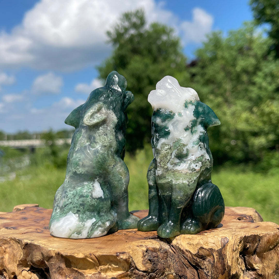 Unique,Natural Crystal Moss Agate Howling Wolf Carving