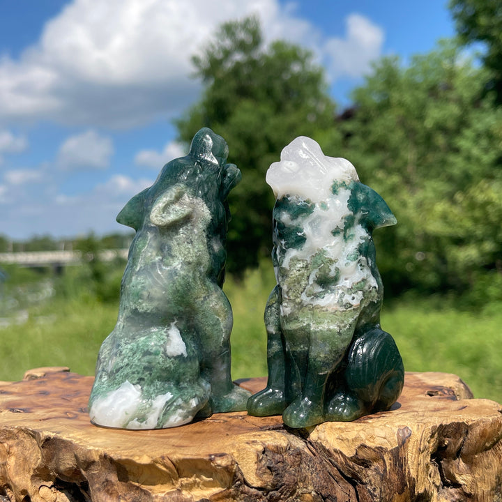 Unique,Natural Crystal Moss Agate Howling Wolf Carving