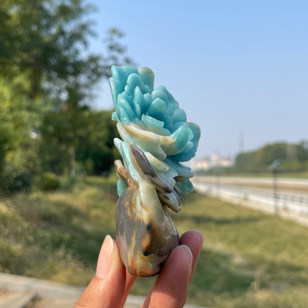Einzigartige, natürliche, kunstvoll geschnitzte Blume aus blauem Quarzit