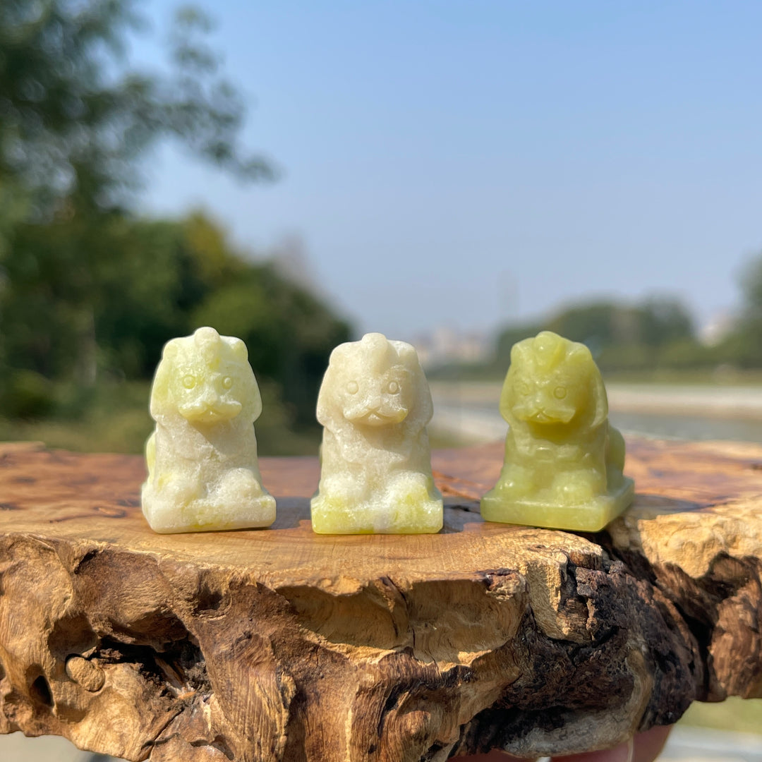 Niedliche kleine Löwenfigur aus natürlichem Serpentin-Kristall