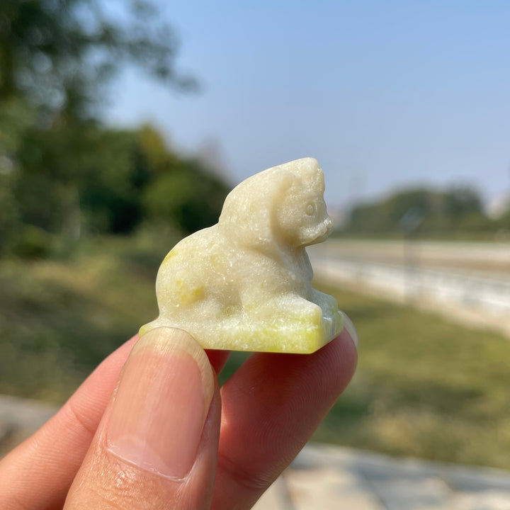 Niedliche kleine Löwenfigur aus natürlichem Serpentin-Kristall