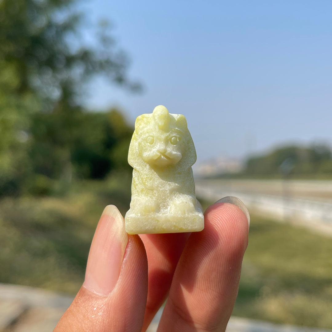 Niedliche kleine Löwenfigur aus natürlichem Serpentin-Kristall