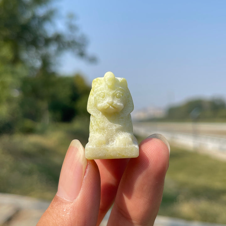 Niedliche kleine Löwenfigur aus natürlichem Serpentin-Kristall
