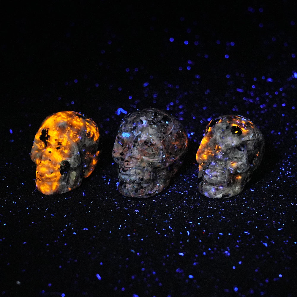 Geschnitzter Totenkopf aus natürlichem, mehrfarbigem Kristall