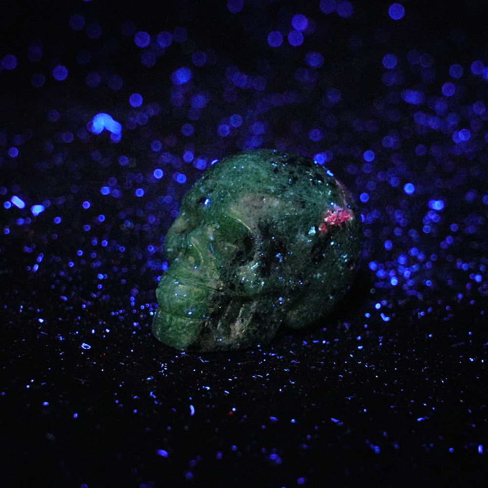 Geschnitzter Totenkopf aus natürlichem, mehrfarbigem Kristall