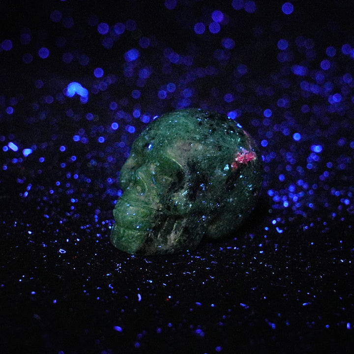 Geschnitzter Totenkopf aus natürlichem, mehrfarbigem Kristall