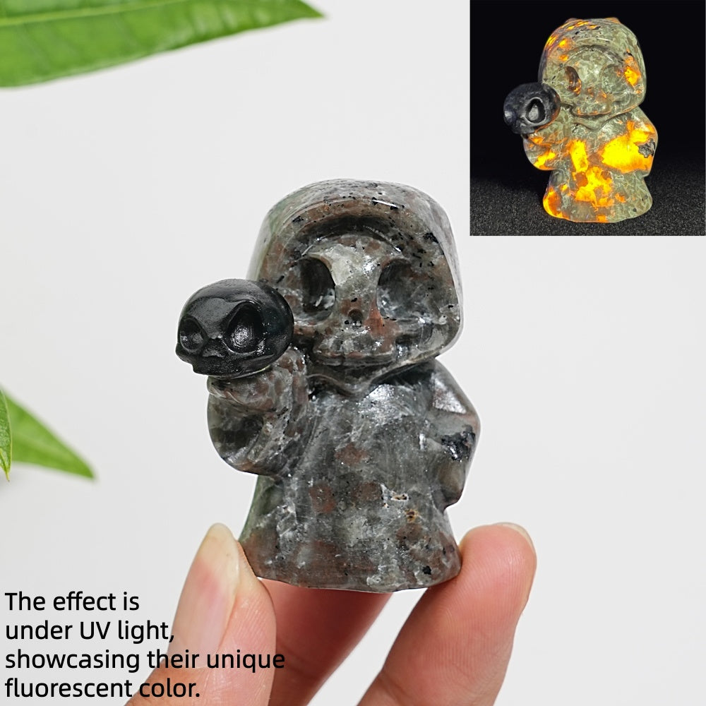 Escultura de Fantasma de Yooperlite Sosteniendo un Cráneo Natural