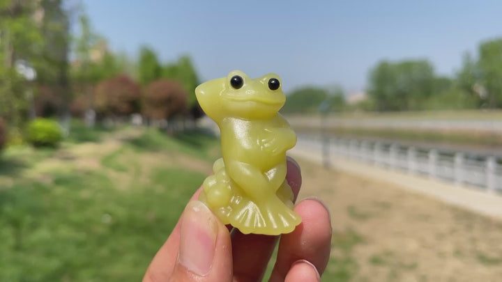 Natural Crystal Resting Frog Carving
