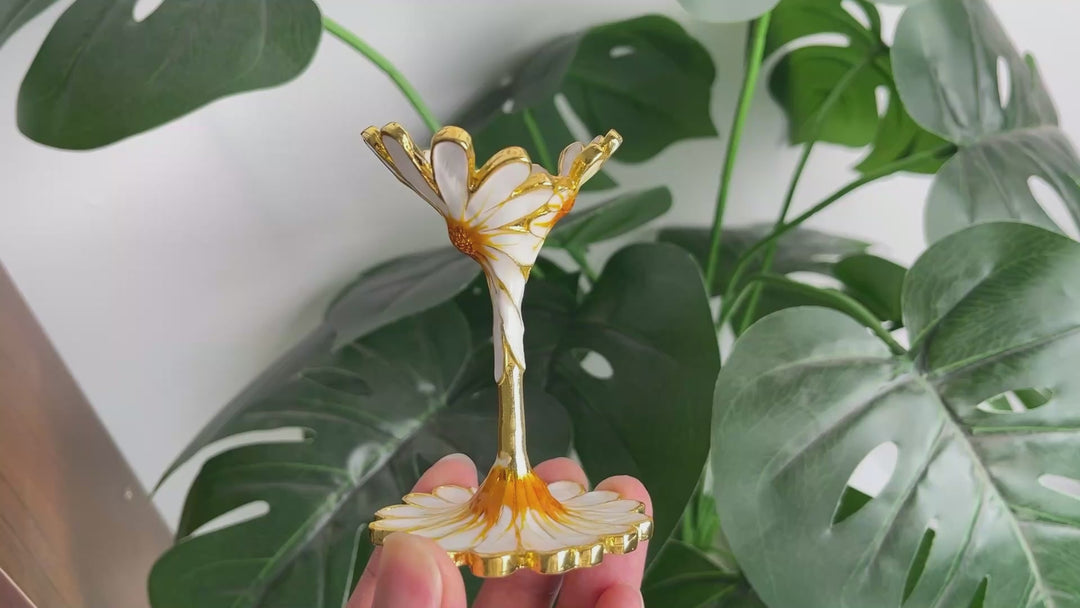 A Slightly Imperfect Elegant Daisy Crystal Sphere Stand