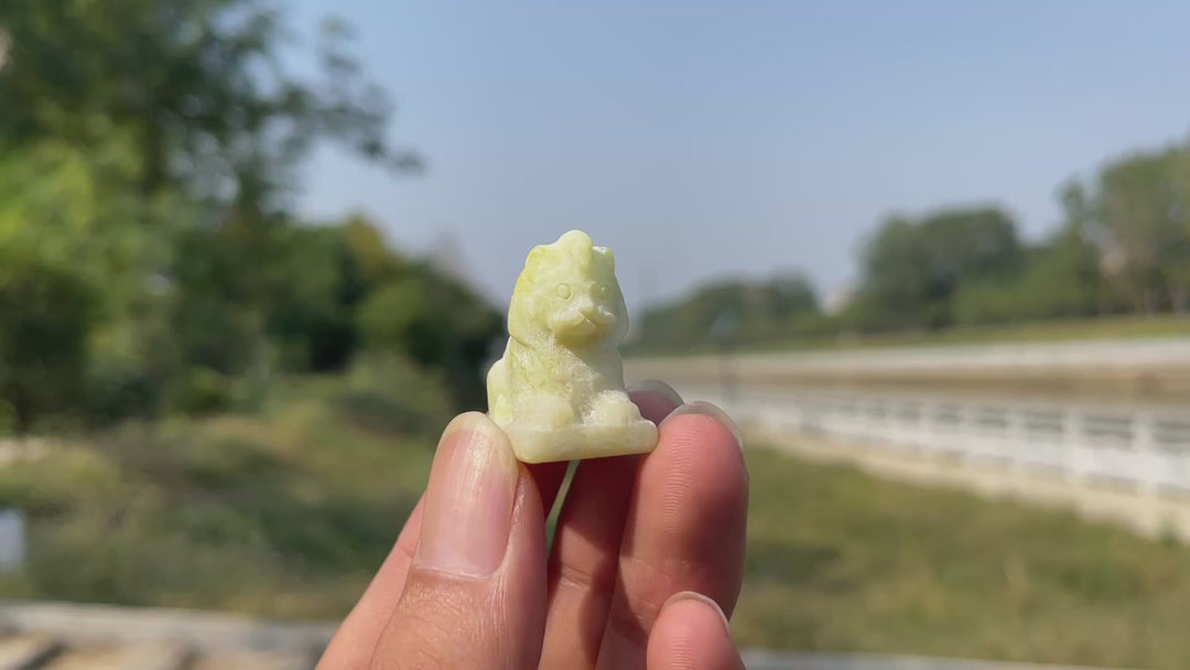 Niedliche kleine Löwenfigur aus natürlichem Serpentin-Kristall