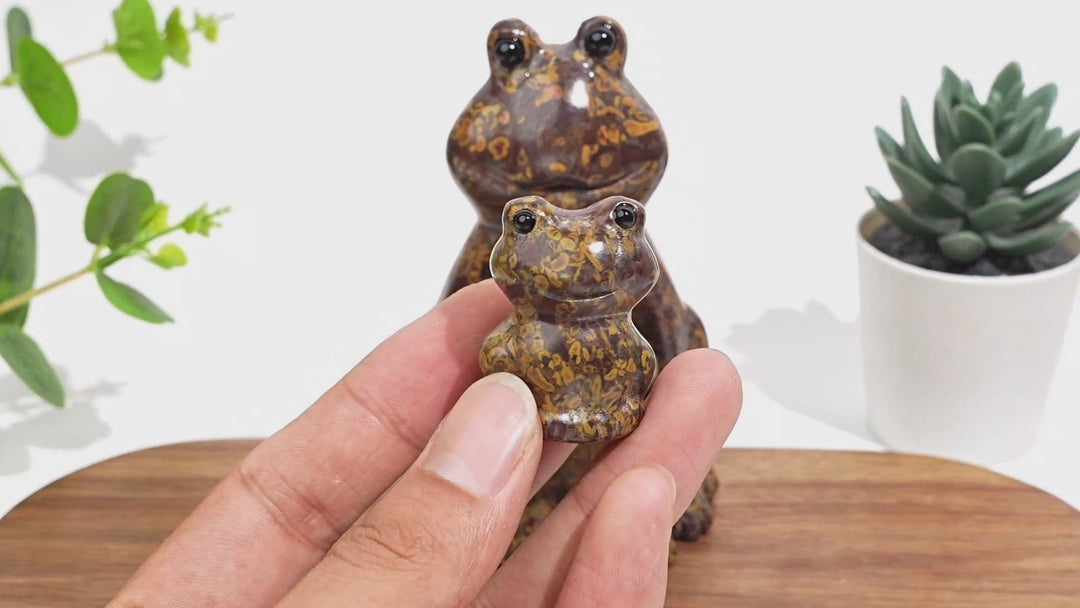 Natural Crystal Frog Family Carving